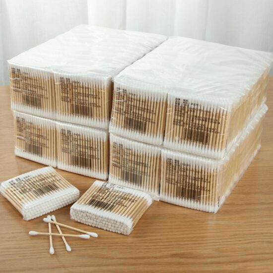 Disposable double-ended bamboo cotton swabs in a 200-piece box for hygiene