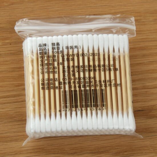 Disposable double-ended bamboo cotton swabs in a 200-piece box for hygiene