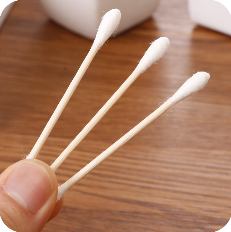 Sterile double-ended cotton swabs with wooden sticks and large tips for baby care and makeup removal